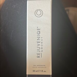 White Skincare Serum & Face Oil REJUVENIQE